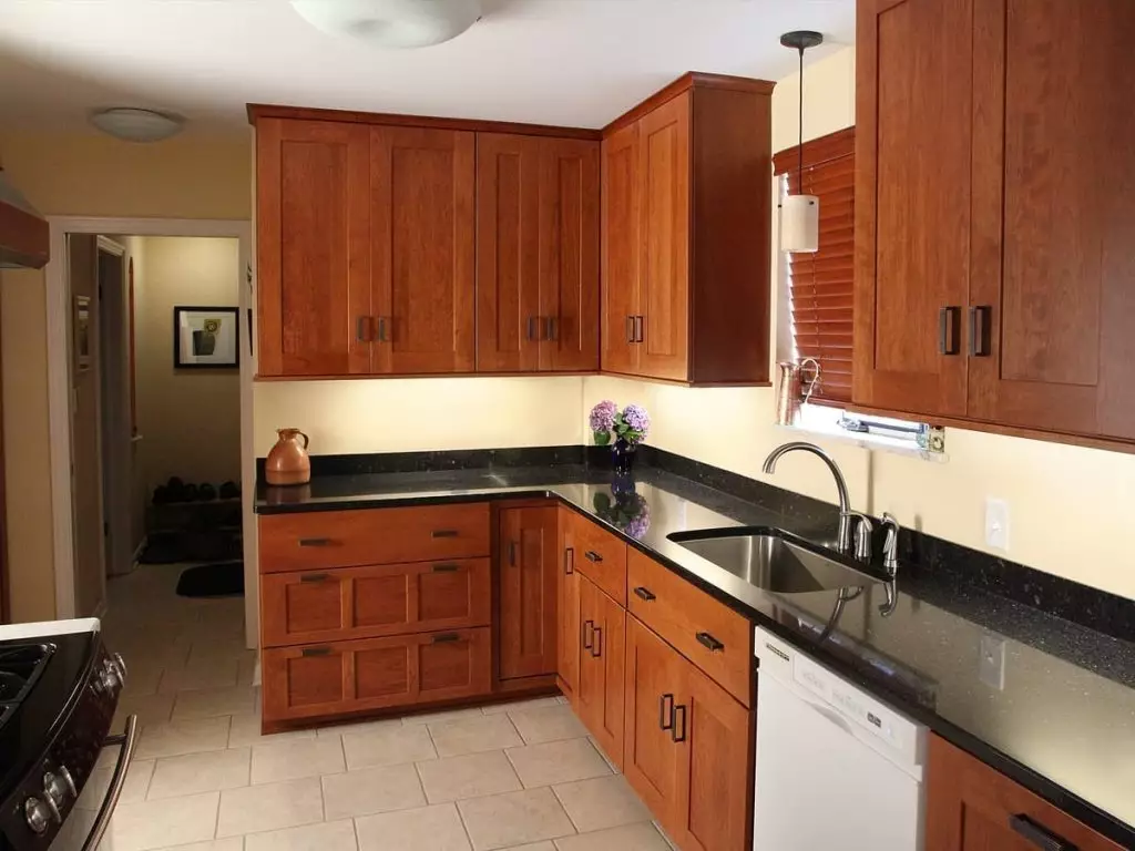 Shaker style kitchen by American Wood Reface