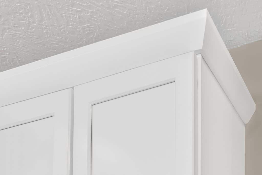 White Kitchen Fairlawn Crown Molding